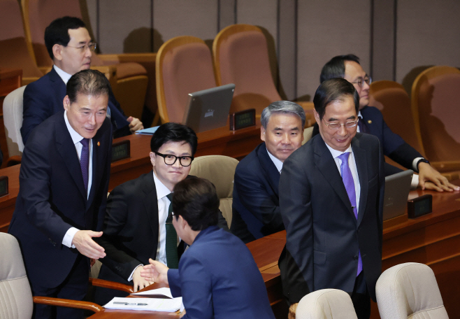 인사 나누는 국무위원들