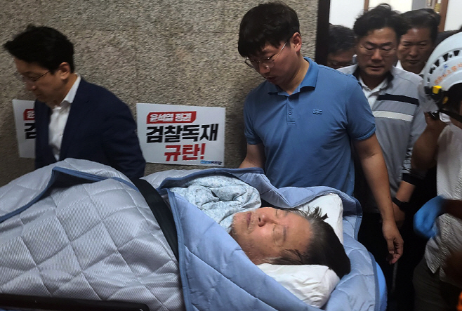 '단식 19일' 이재명, 병원행