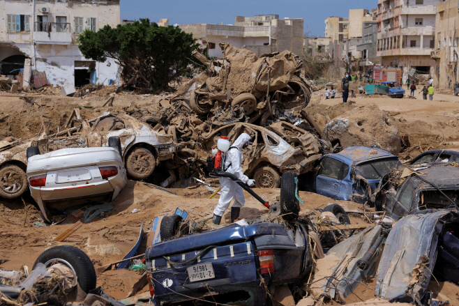 전염병 예방 위한 소독 작업 진행되는 리비아
