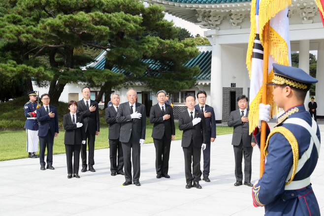 류진 한경협 회장 국립서울현충원 참배