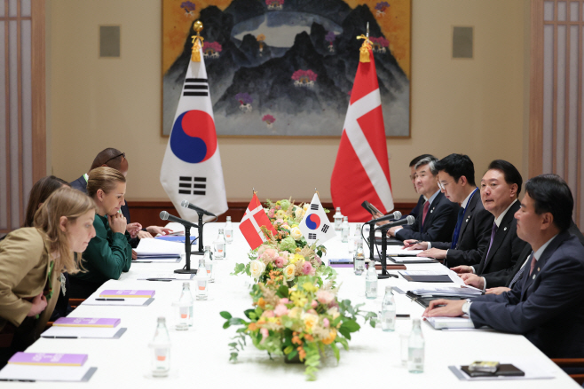 덴마크 총리와 정상회담 갖는 윤석열 대통령