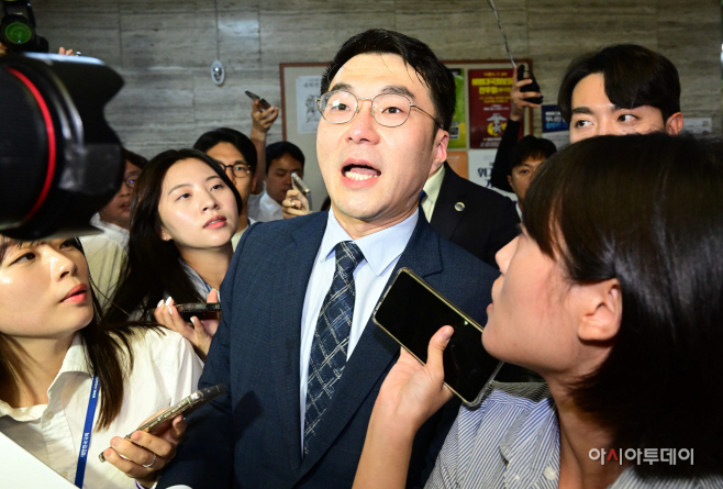 [포토] 취재진 질문에 답하는 김남국 무소속 의원
