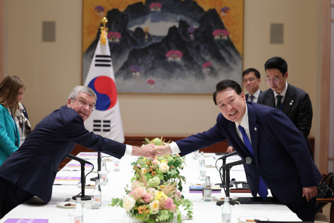 토마스 바흐 IOC 위원장 접견하는 윤석열 대통령