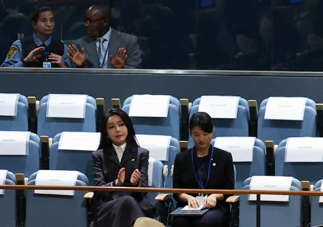윤 대통령 유엔 기조연설에 박수 보내는 김건희 여사