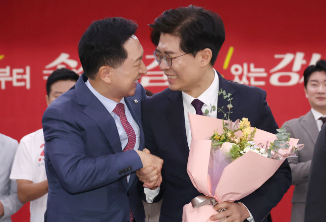 김기현 대표 축하받는 조정훈 의원<YONHAP NO-3532>