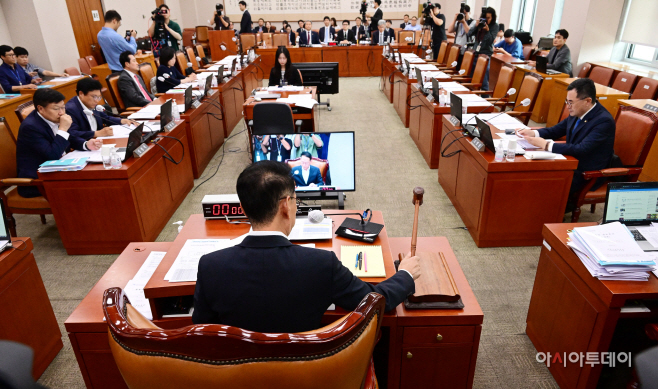 [포토] 의사봉 두드리는 김도읍 국회 법사위원장
