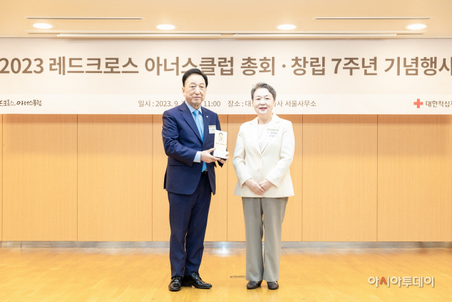 [보도사진] 김철수 한적 회장 아너스클럽 230호 가입(1)