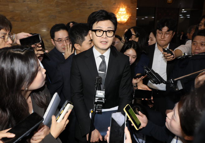 취재진에게 둘러싸인 한동훈 장관<YONHAP NO-5527>