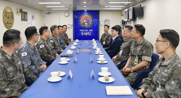 김완섭 차관, 해군 제1함대 방문<YONHAP NO-4971>