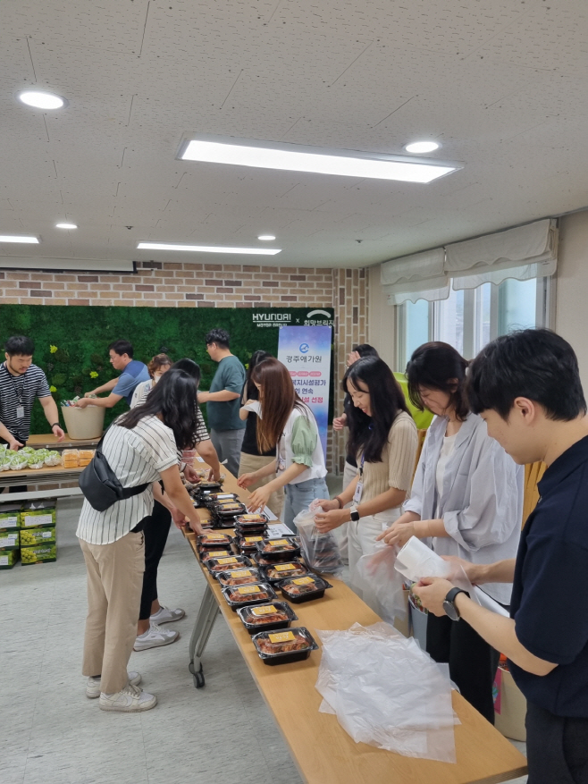 사진2. 한수원 노경협력처 직원들이 애가원에서 봉사활동을 하