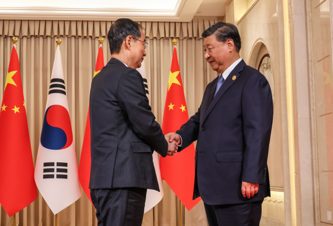 시진핑 중국 국가 주석과 악수하는 한덕수 국무총리
