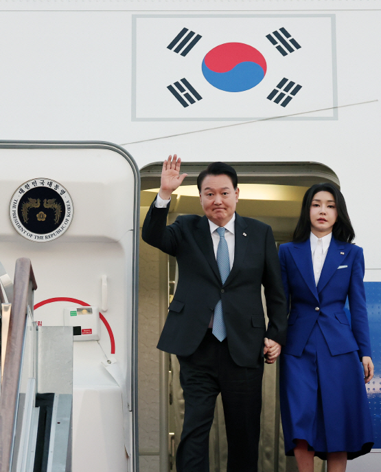 방미 마치고 귀국한 윤석열 대통령 내외
