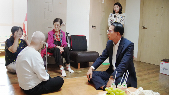 이완섭 서산시장, “어르신들, 따뜻한 명절되세요”