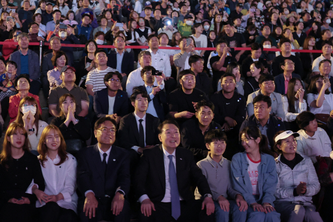 시민들과 불꽃쇼 관람하는 윤석열 대통령<YONHAP NO-3205>