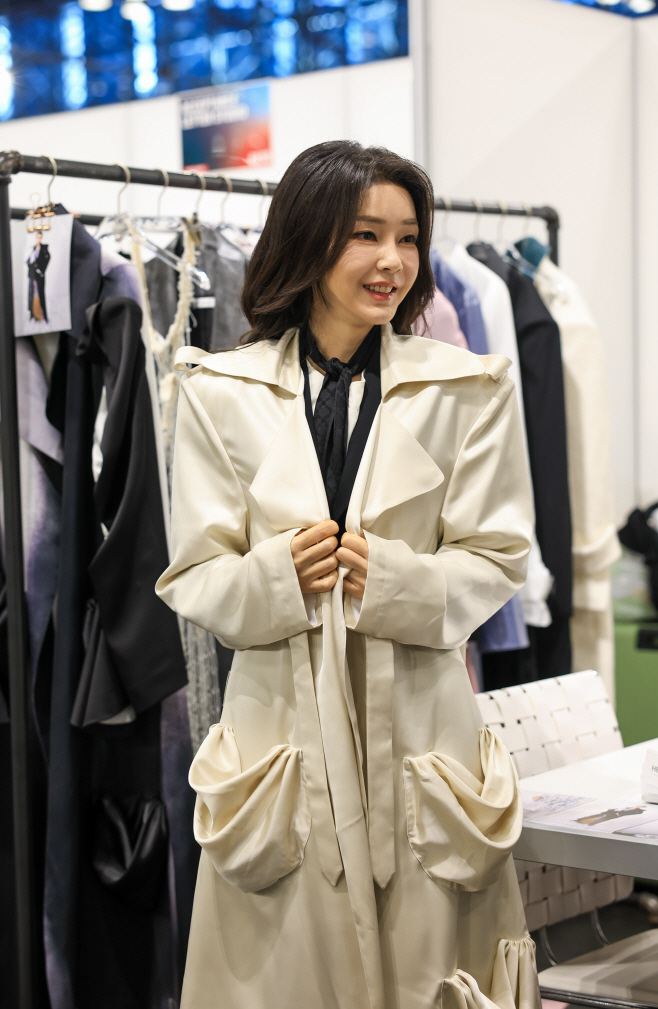 김건희 여사, 국제 패션박람회 방문