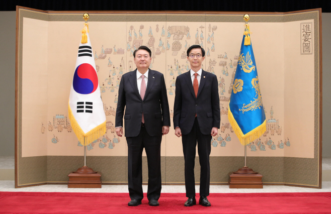 윤석열 대통령, 방문규 신임 산업부 장관 임명장 수여