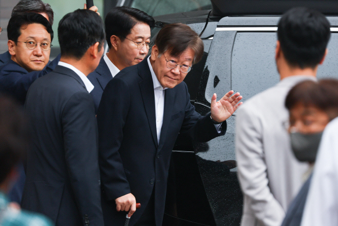 손 흔드는 이재명 대표<YONHAP NO-1239>