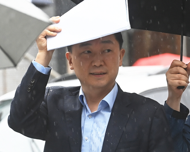 영장실질심사 출석하는 위니아전자 대표<YONHAP NO-3800>
