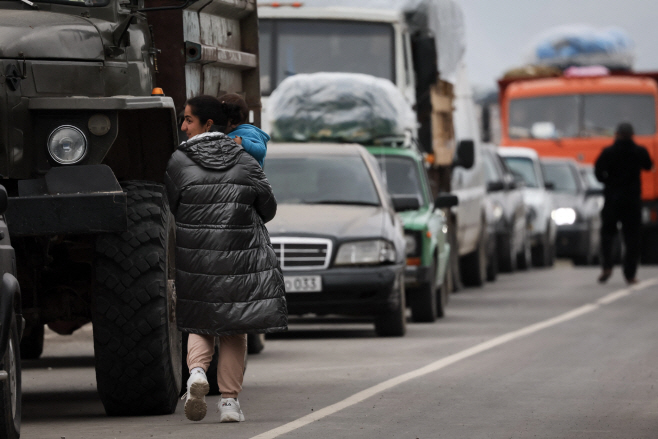 TOPSHOT-ARMENIA-AZERBAIJAN-CONFLICT <YONHAP NO-5345> (AFP)