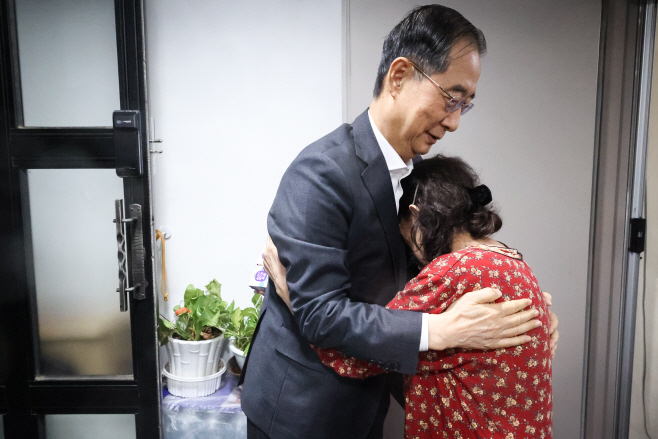 오늘은 국무총리가 우유 배달 왔습니다<YONHAP NO-1271>