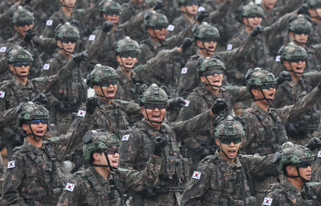 분열하는 장병들<YONHAP NO-2177>
