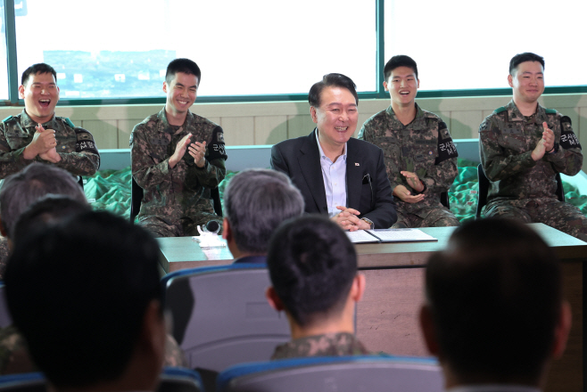 전방 부대 장병들 격려하는 윤석열 대통령