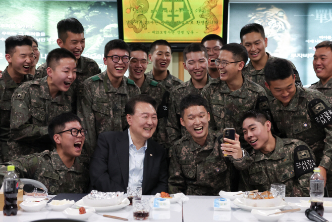 윤석열 대통령, 추석 연휴 중 전방부대 장병들 만나