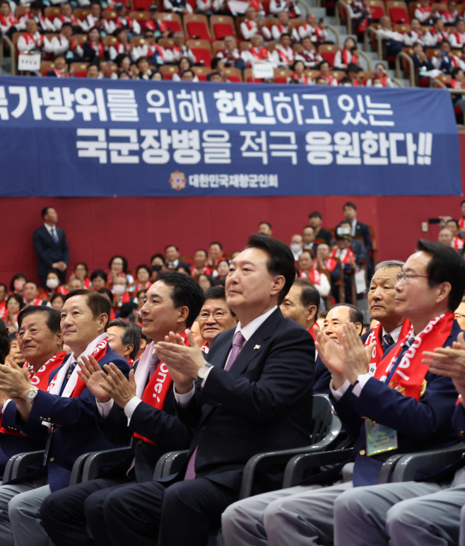 박수 치는 윤석열 대통령