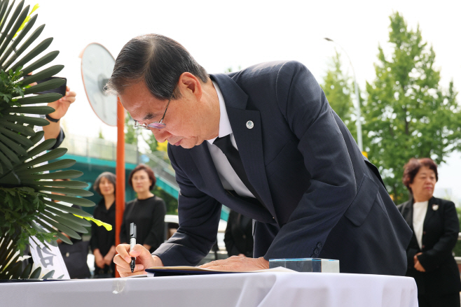 한덕수 총리, 고 마가렛 피사렉 간호사 조문