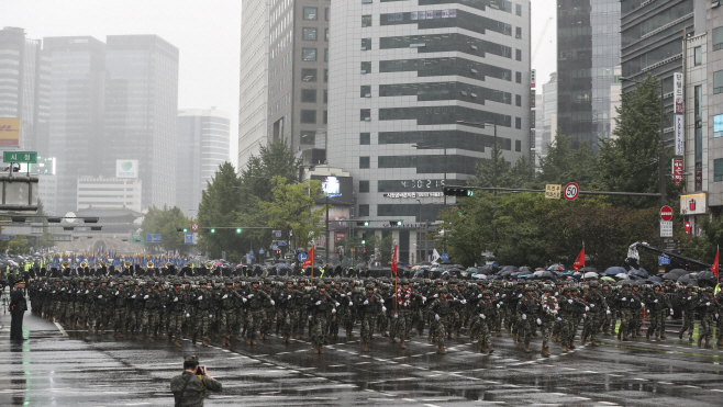 시가행진하는 장병들<YONHAP NO-4366>