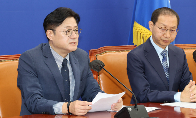 발언하는 홍익표 원내대표