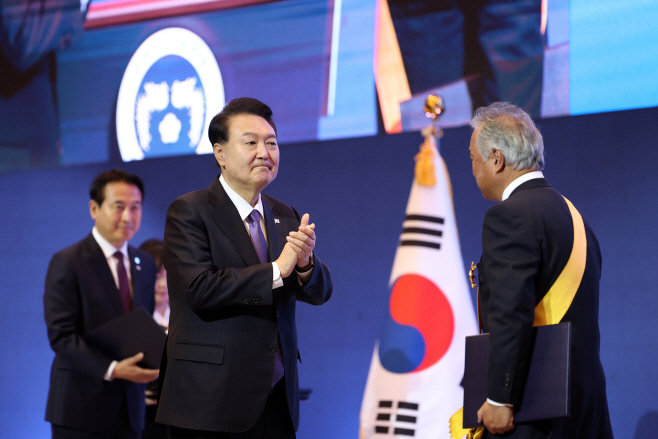 국민훈장 수여자에게 박수 보내는 윤석열 대통령