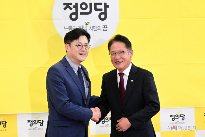 [포토] 홍익표-배진교 '밝게 웃으며 악수'