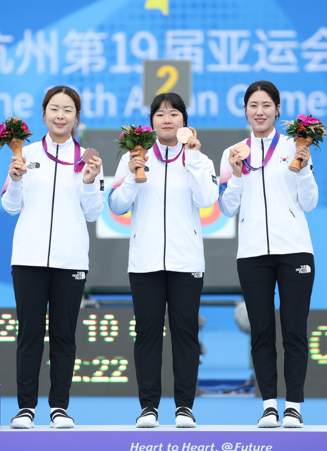 '우리 동메달 땄어요'<YONHAP NO-3206>