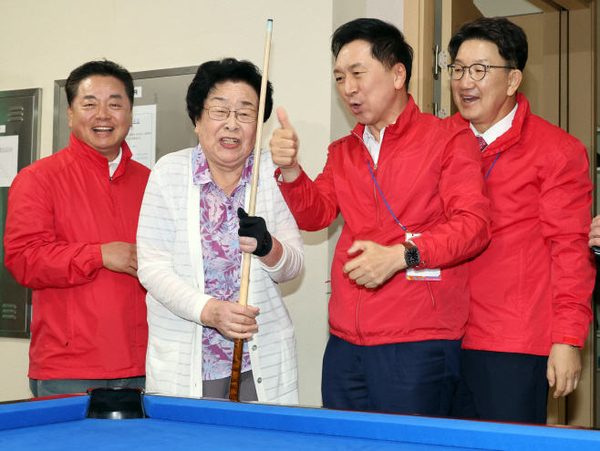 강서구 경로당 방문한 김기현 대표<YONHAP NO-3742>