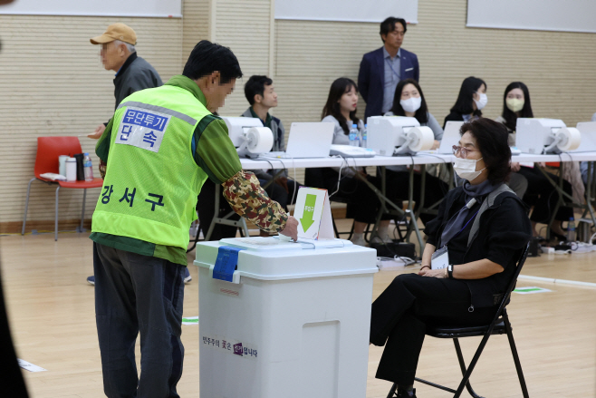 이른 아침부터 투표하는 유권자들