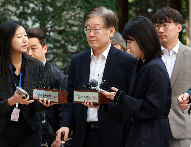 '대장동·위례 신도시' 의혹 이재명 대표 법원 출석... 묵묵부답