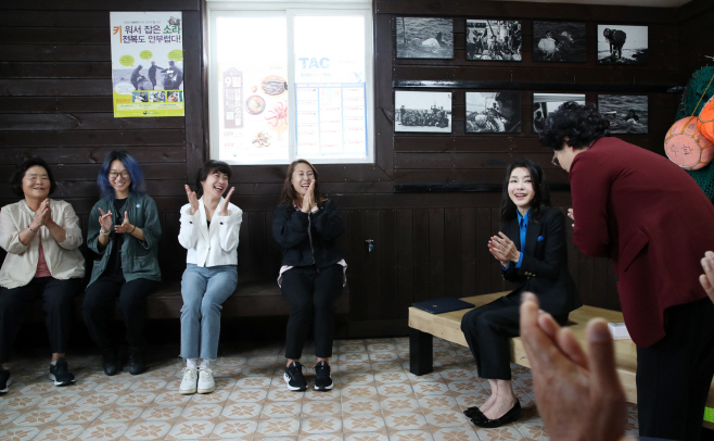 김건희 여사, 제주 해녀어업인들과 대화