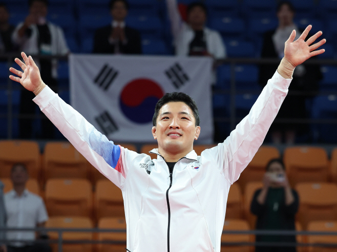 금메달 구본철, 두 팔 번쩍<YONHAP NO-4669>
