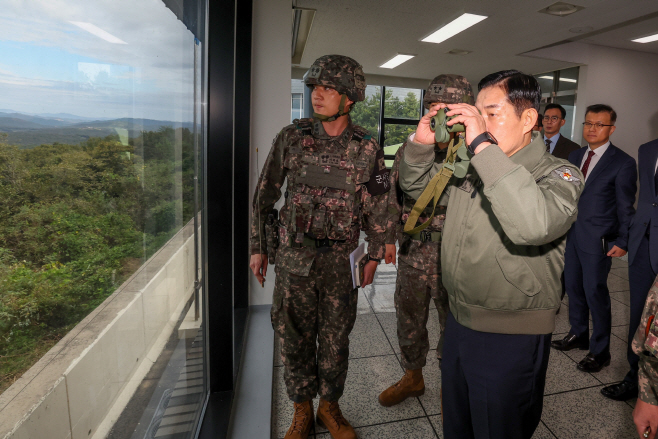 군사대비태세 보고 받는 신원식 장관<YONHAP NO-1845>