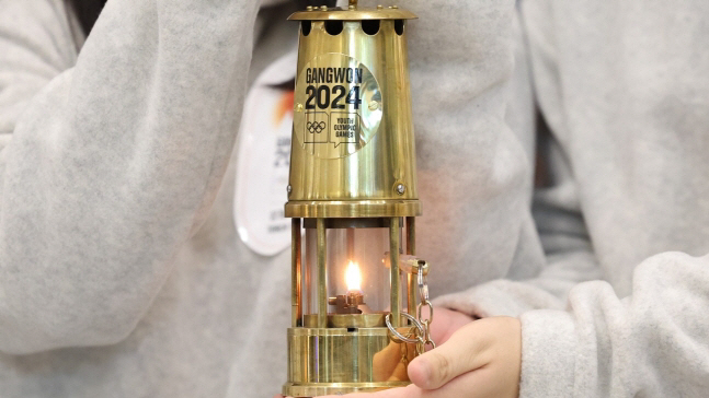 아테네에서 도착한 강원청소년올림픽 성화. 연합뉴스