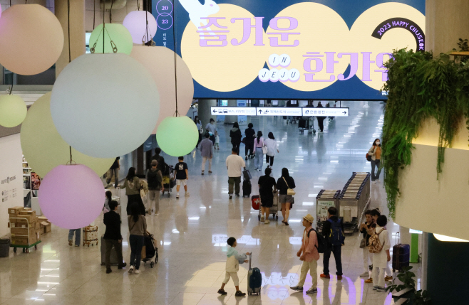 북적북적 제주공항<YONHAP NO-2191>