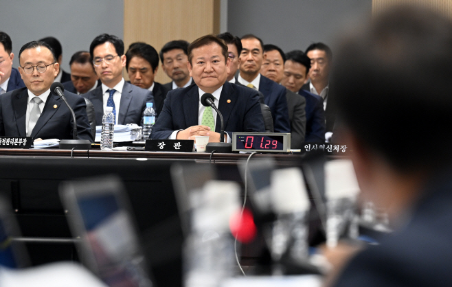 [포토]강병원 의원의 질문에 답변하는 이상민 장관