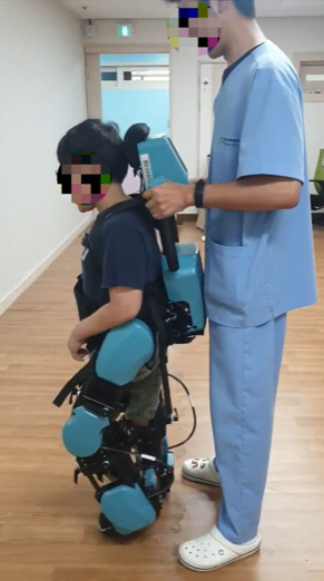 아동 보행 재활 로봇 '밤비니 틴즈' 도입 운영