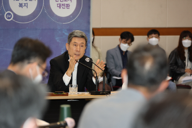 포항시가 10일 시청 대회의실에서 이강덕 시장 주재로 '2024년