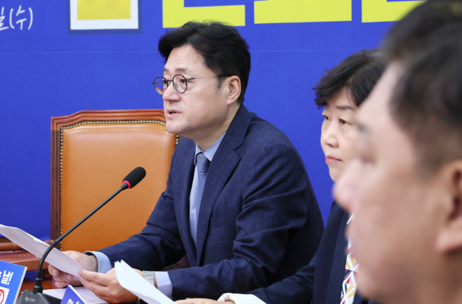 발언하는 홍익표 원내대표