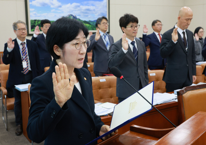 선서하는 한화진 장관<YONHAP NO-2270>