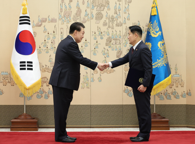 신원식 국방부 장관과 악수하는 윤석열 대통령