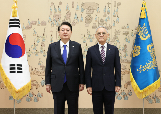 유인촌 문체부 장관과 기념촬영 하는 윤석열 대통령