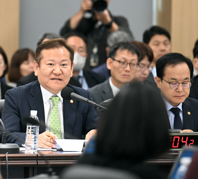 [포토]용혜원 의원의 질문에 답변하는 이상민 장관